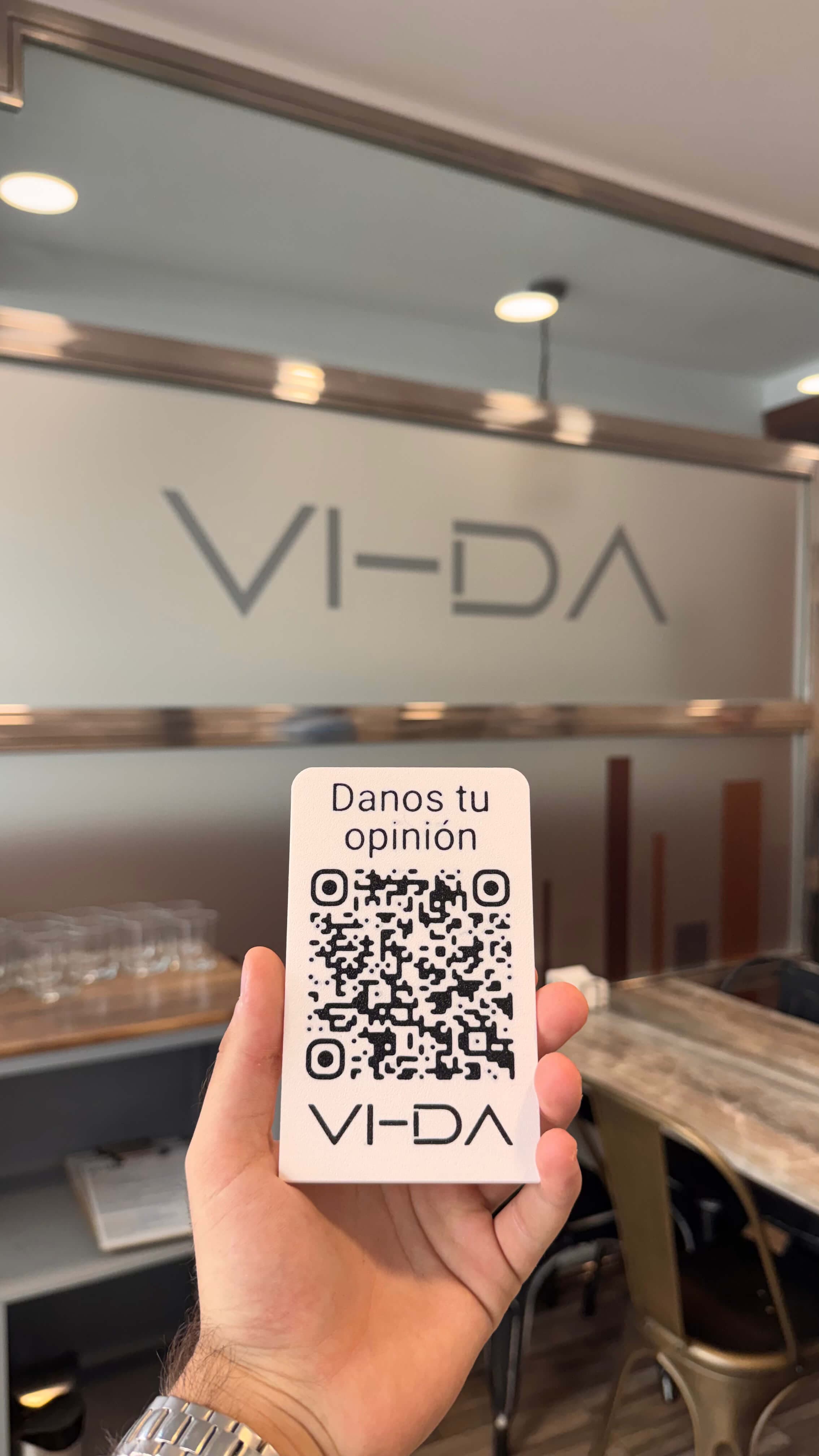 Placa personalizada con el logo de VI-DA, expuesta en su local