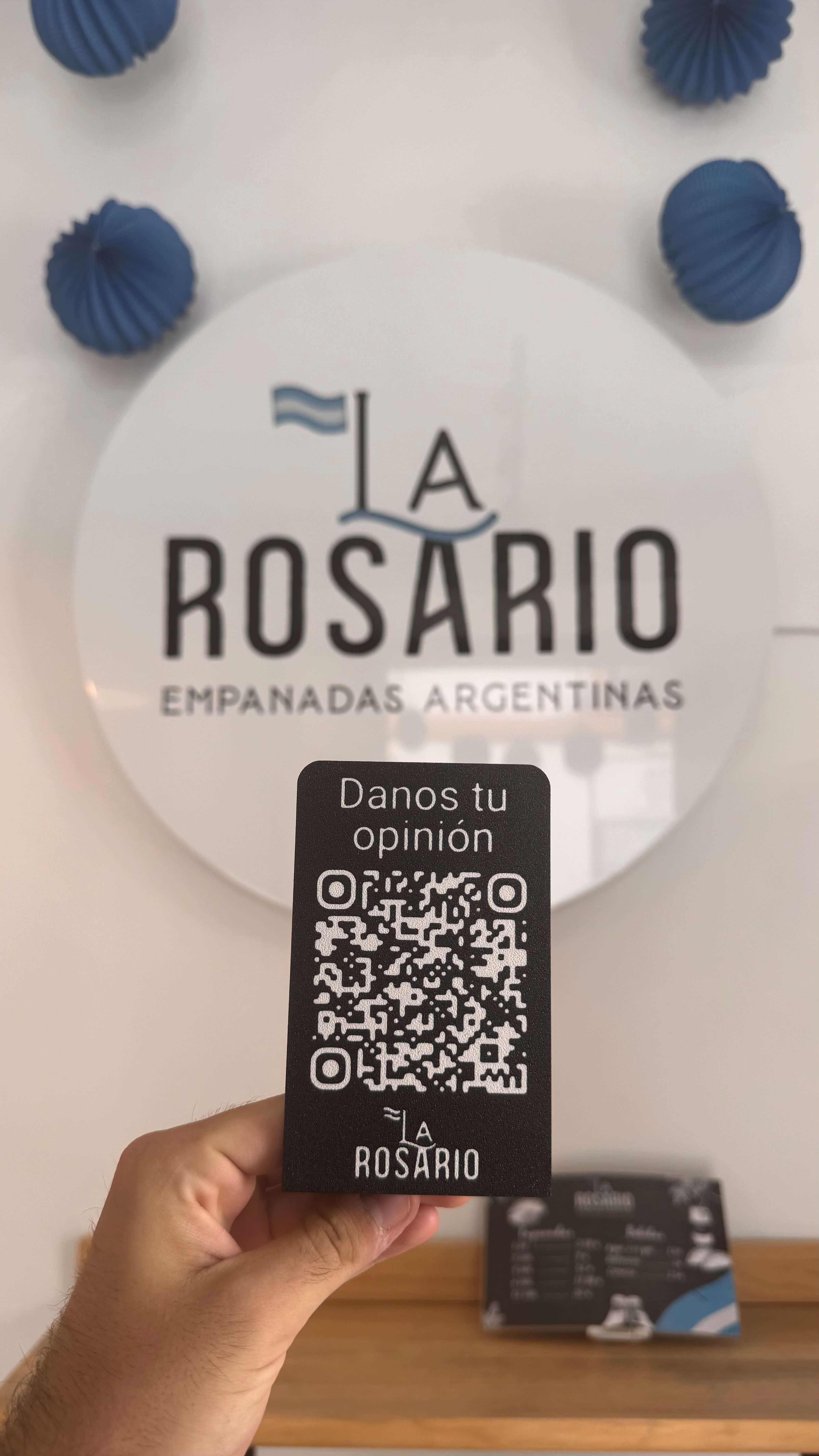 Placa personalizada en negro con el logo de La Rosario Empanadas Argentinas