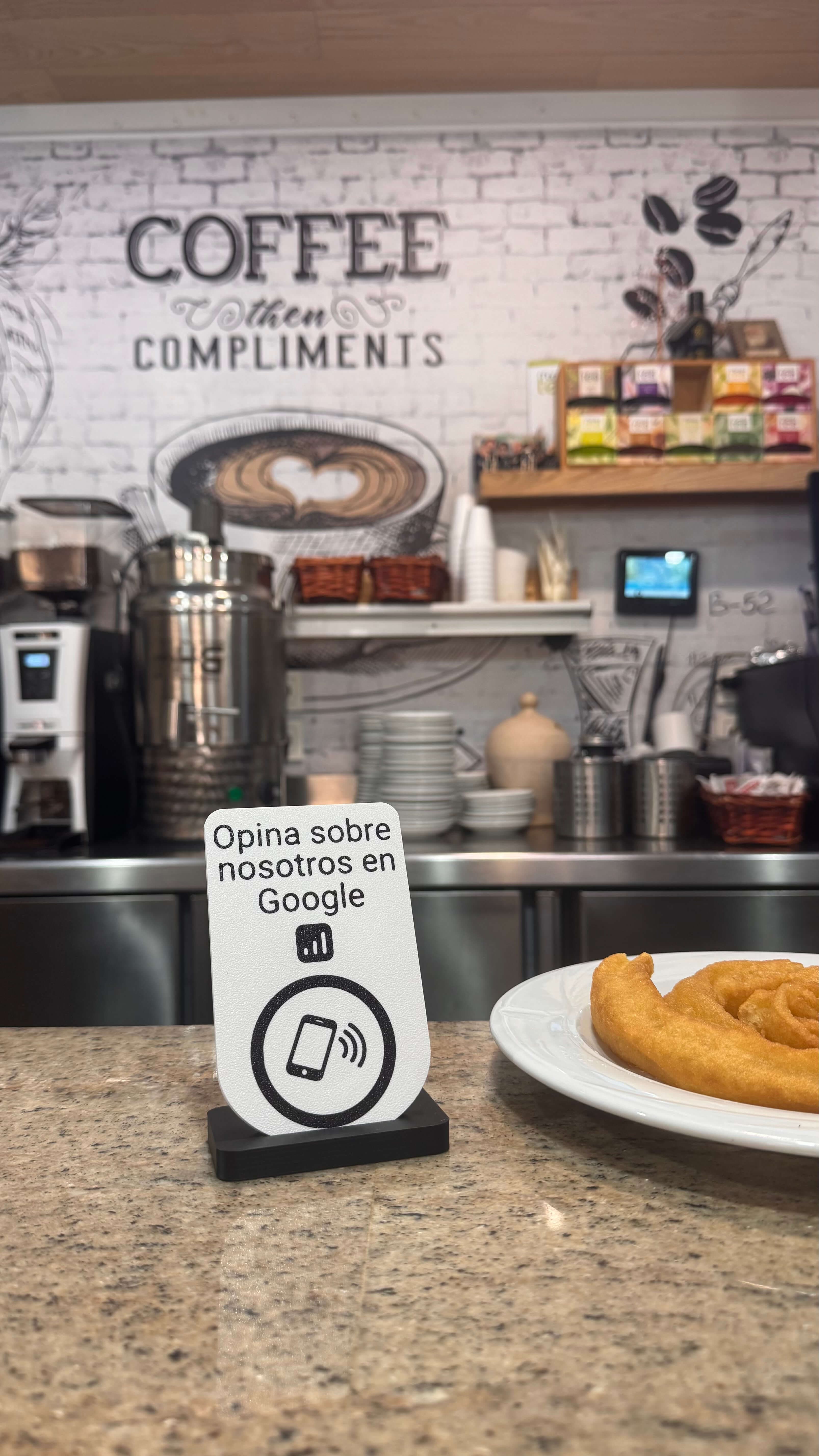 Placa NFC para reseñas en Google sobre el mostrador de una cafetería