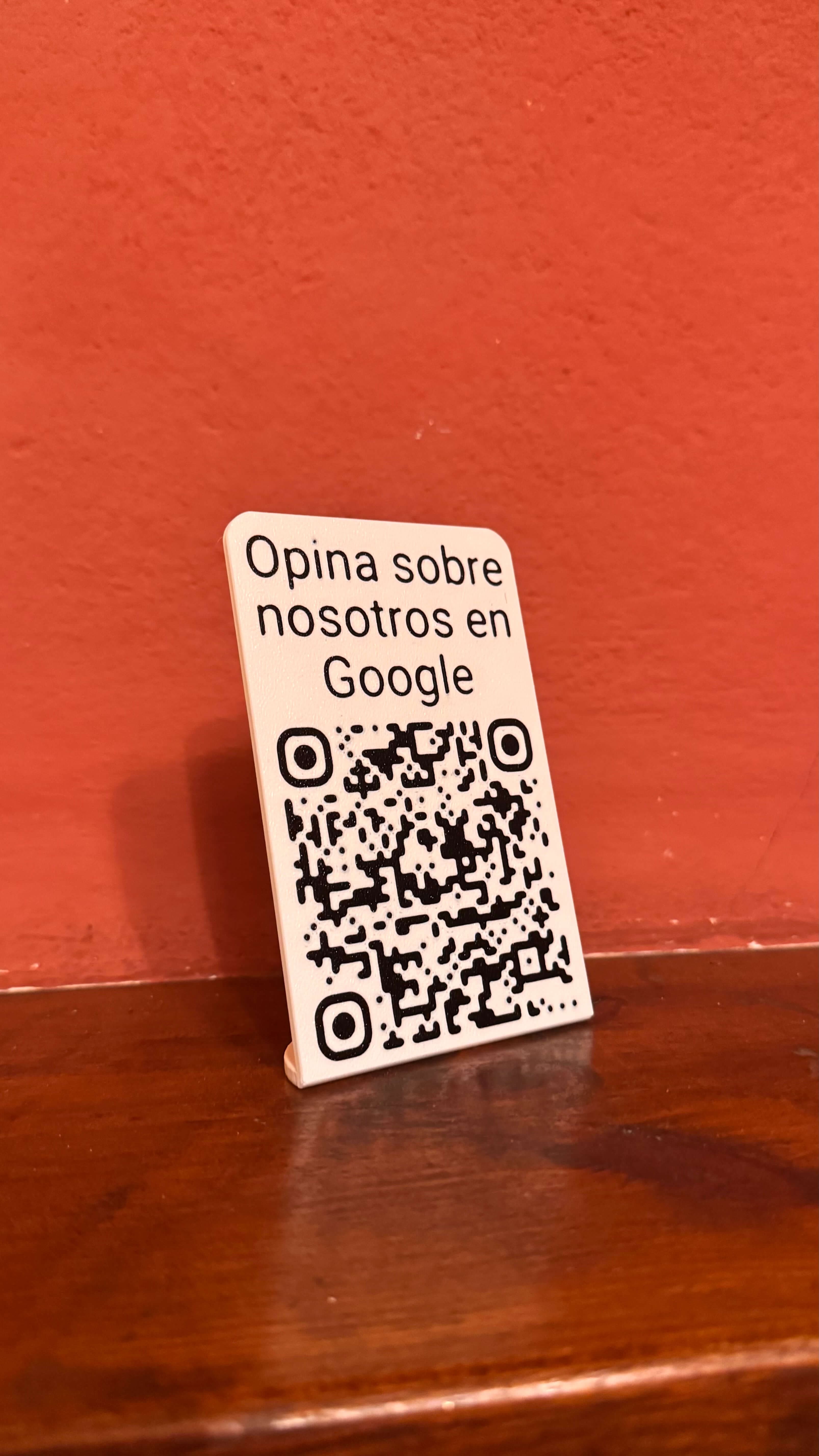 Stand QR de reseñas de Google sobre el mostrador de un negocio