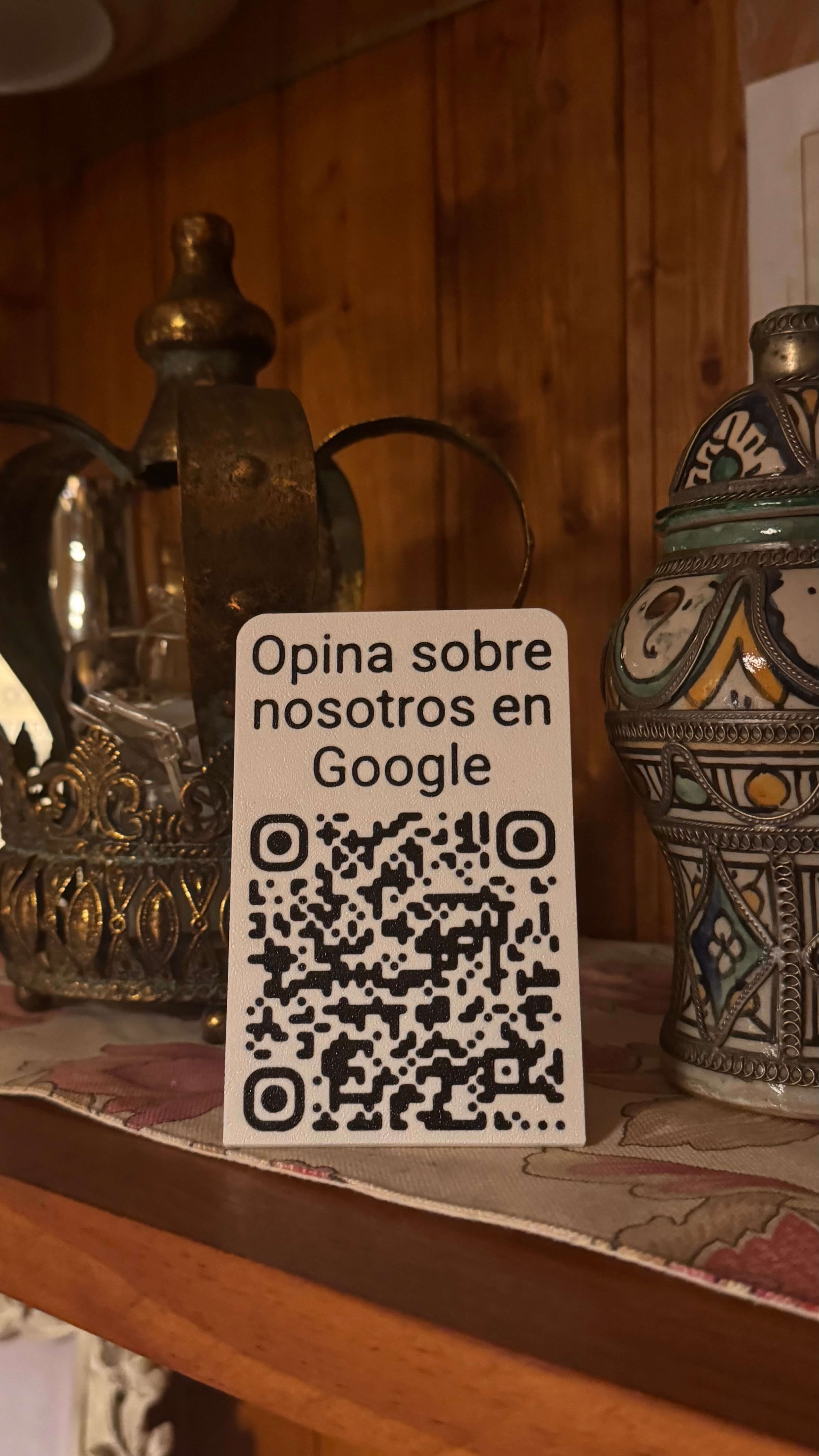 Vista frontal del stand QR de reseñas de Google con el código y el logo de Google