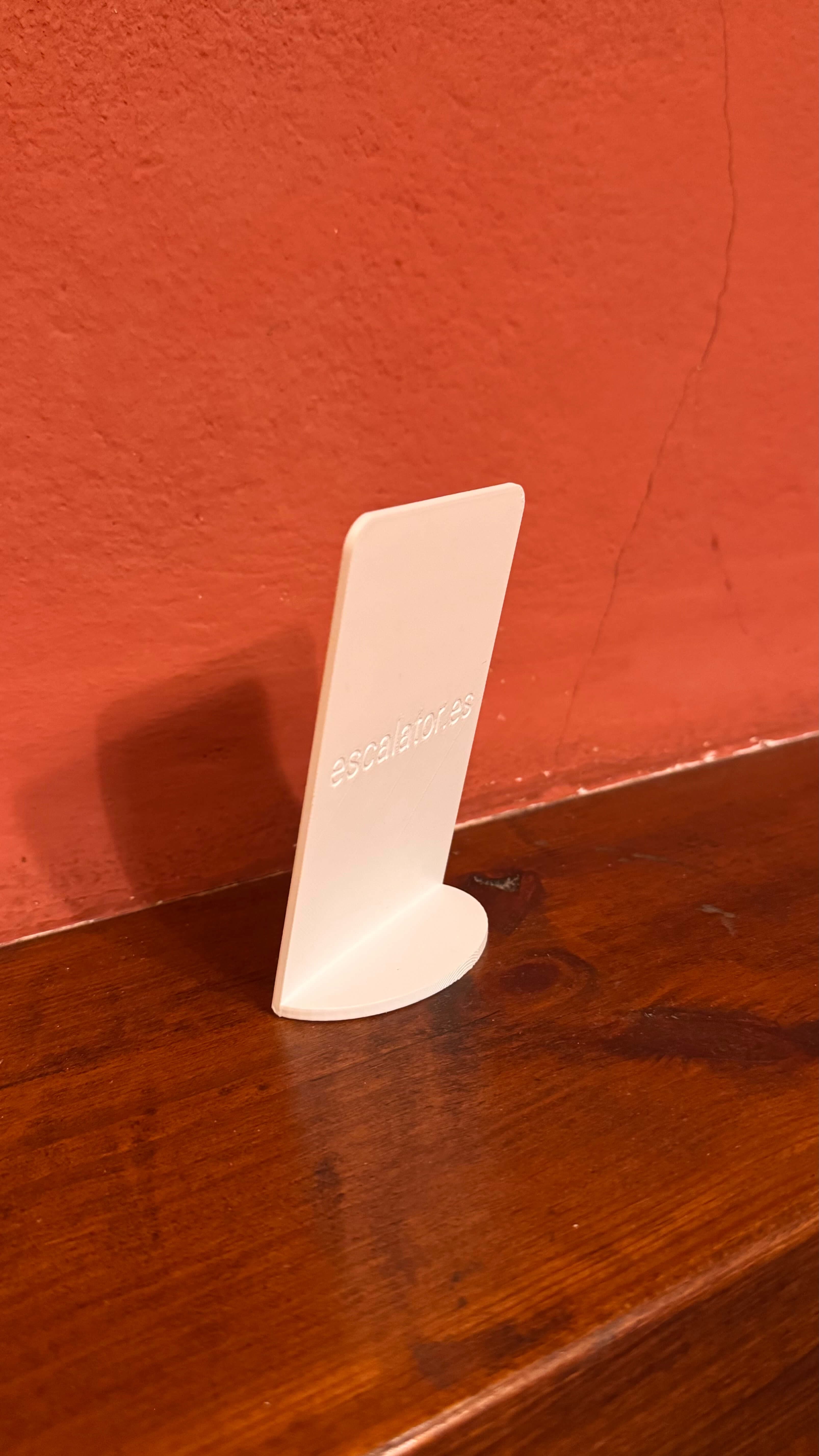 Stand QR de reseñas de Google sujetado con la mano